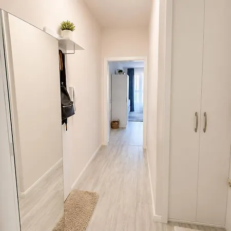 Luxurious And Panoramic At The In La Complex Apartment